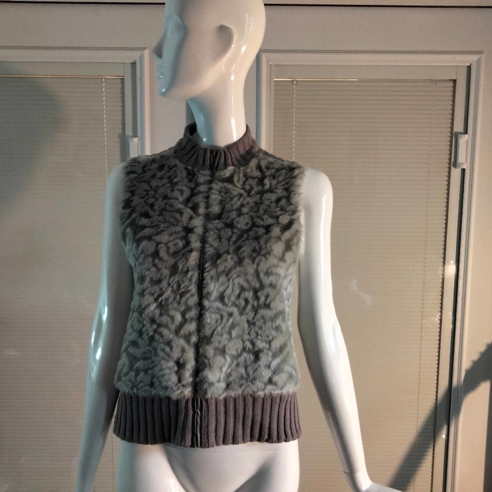 Tiara faux fur vest size small